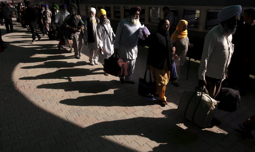 Peregrinos de la India llegan a la estación de tren de la frontera Wagah para asistir a las celebraciones del nacimiento 546ª de Sikh Guru Nanak Dev Ji, fundador de Lahore, Pakistán. REUTERS/Mohsin Raza