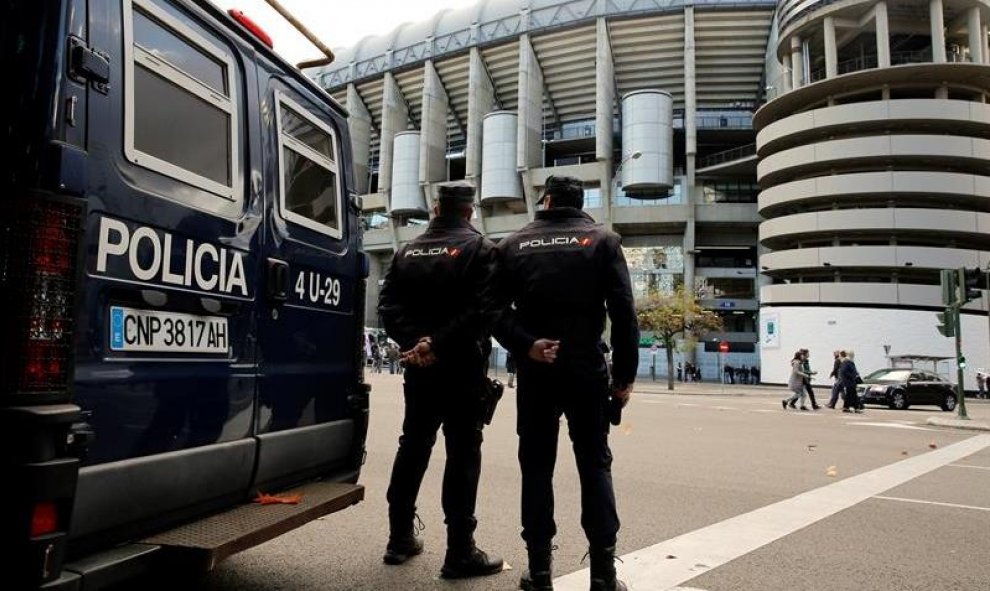 La Policía Nacional no pierde detalle de lo que sucede en el Santiago Bernabéu. EFE/Chema Moya.