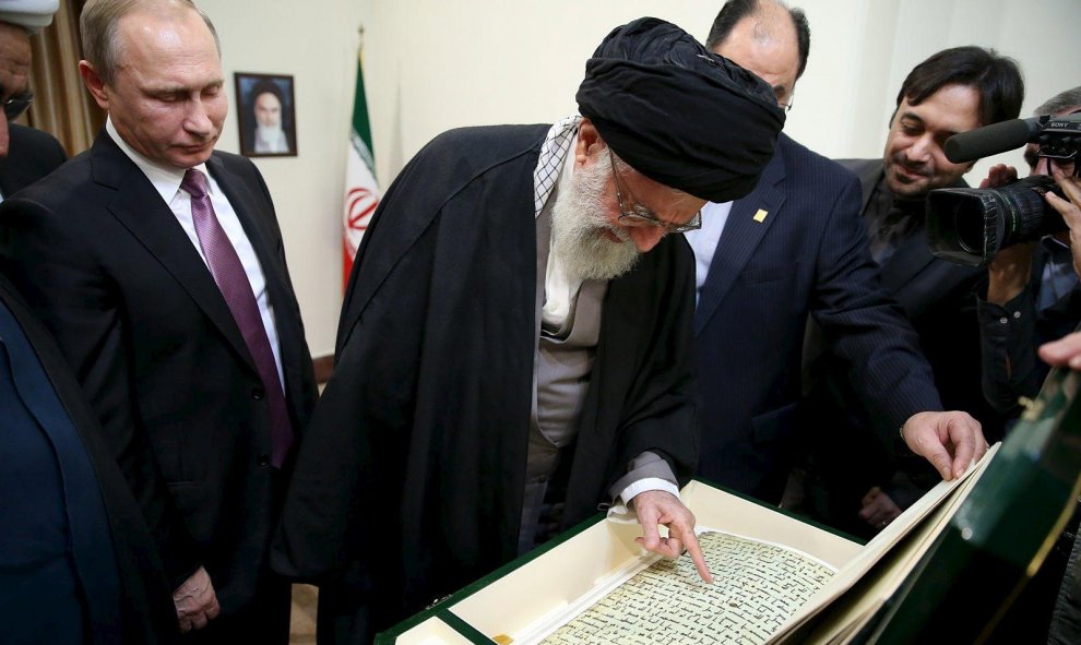 El ayatolá Jamenei, recibe un regalo del presidente de Rusia, Vladimir Putin, en Teherán. REUTERS