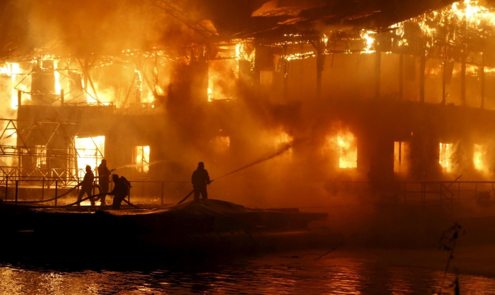 Bomberos trabajan para extinguir un incendio en un restaurante flotante en Kiev, Ucrania, 25 de noviembre de 2015. REUTERS / Stringer