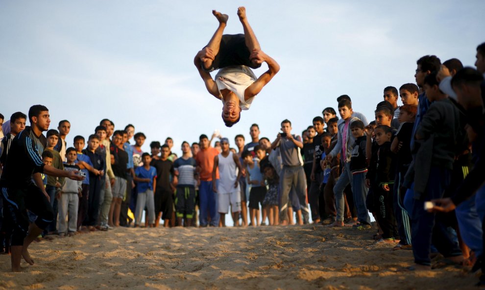 Un joven palestino muestra sus habilidades en el campamento de refugiados de la ciudad de Gaza. REUTERS/Mohammed Salem