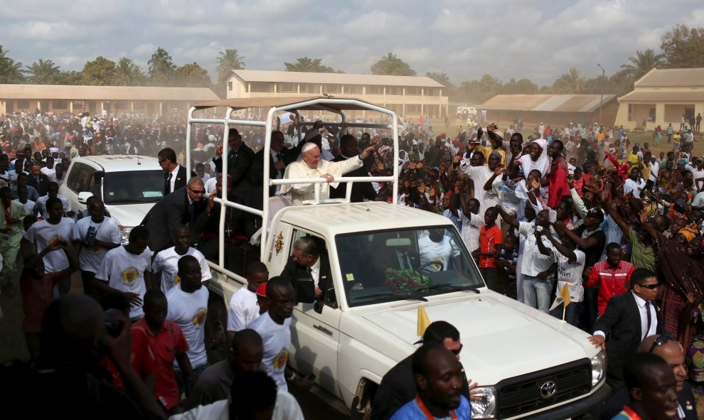 Una multitud saluda al Papa Francisco mientras visita a los residentes del barrio musulmán de PK5 en Bangui, capital de la República Centroafricana. REUTERS/Siegfried Modola