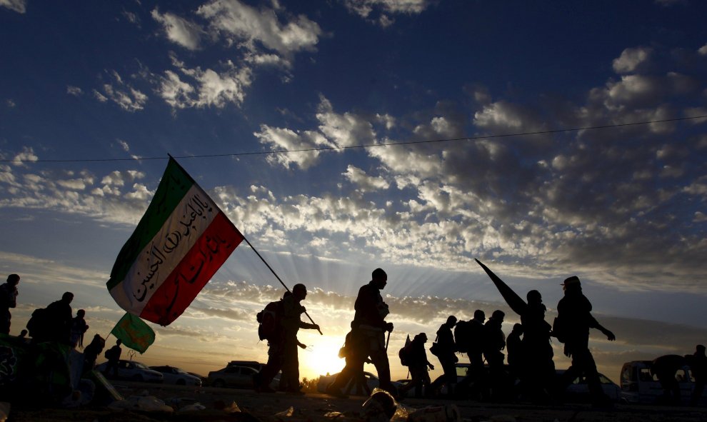 Peregrinos musulmanes caminan hacia la ciudad sagrada de Kerbala mientras realizan el ritual de Arbaeen que marca el final de los cuarenta días de ayuno por la muerte del nieto del profeta Mahoma. Najaf, Iraq. REUTERS /Alaa Al-Marjani