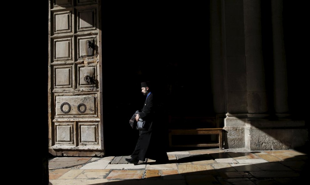 Un monje cristiano ortodoxo sale de la Iglesia del Sagrado Sepulcro. Jerusalén, Israel. REUTERS/Baz Ratner