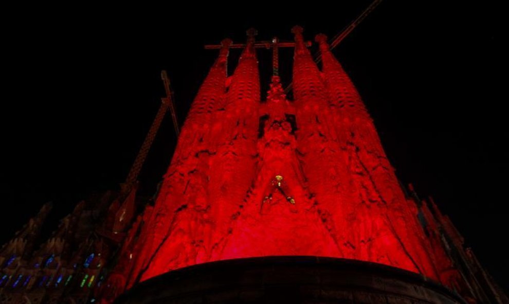 La Basílica de la Sagrada Familia es uno de los edificios que se ha iluminado de rojo como parte de la campaña 'Barcelona Sida, cuenta atrás', una iniciativa que tiene como objetivo poner de manifiesto el compromiso y la solidaridad de la ciudad en la luc