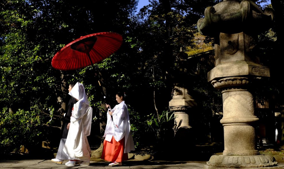 Una pareja pasea por el jardín de Hikawa durante la tradicional ceremonia de matrimonio de Shinto. Tokio, Japón. REUTERS/Thomas Peter