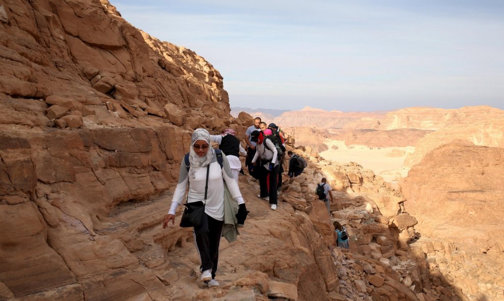 Unos excursionistas llegan a pie al área de Naqba. Sinaí, Egipto. REUTERS/Asmaa Waguih
