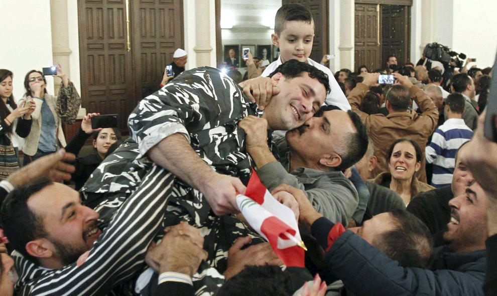 Libaneses celebran la puesta en libertad de una policía que fue capturado desde el 14 de agosto de  2014 por un grupo de Al Qaeda. Beirut, Líbano. REUTERS/Mohamed Azakir