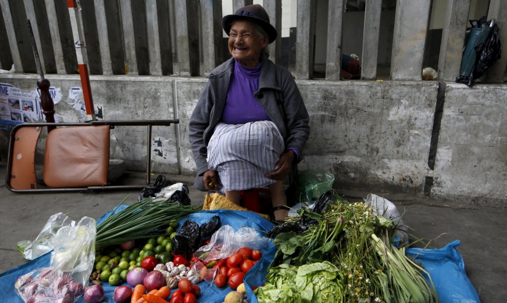 Una mujer vende vegetales cerca de la estación central de metro. Lima, Perú. REUTERS/Mariana Bazo