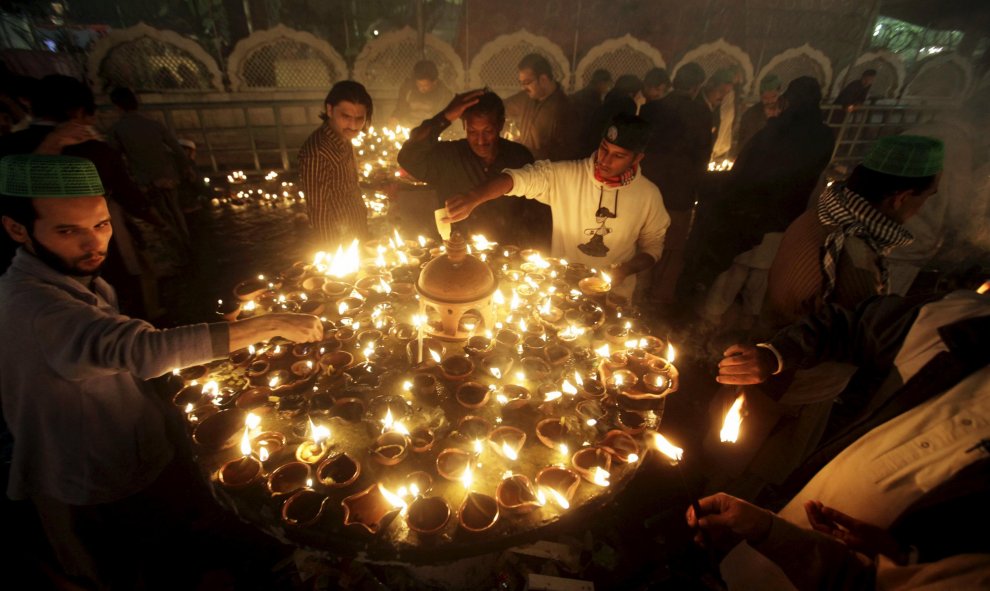 Unos devotos comienzan los tres días de celebración del festival de Hazrat Ali Bin Usman, popularmente conocido como Data Ganj Bakhsh. REUTERS/Mohsin Raza