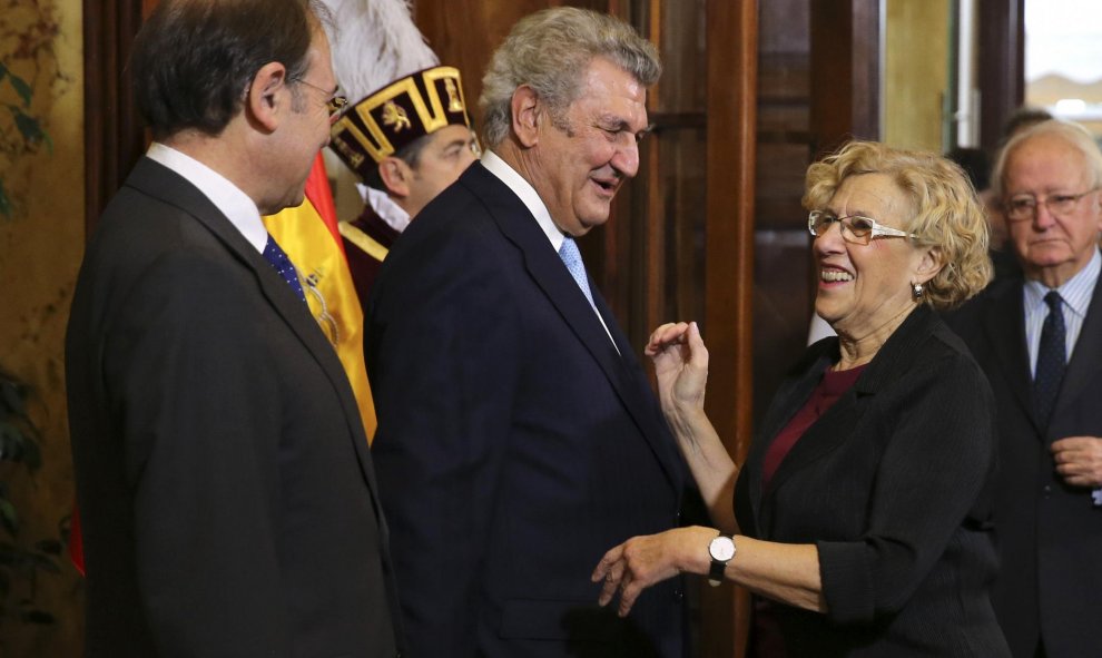 Los presidentes del Senado, Pío García Escudero, y del Congreso, Jesús Posada, saludan a la alcaldesa de Madrid, Manuela Carmena, a su llegada a la recepción celebrada en la Cámara Baja con motivo del XXXVII aniversario de la Constitución. EFE/Ballesteros