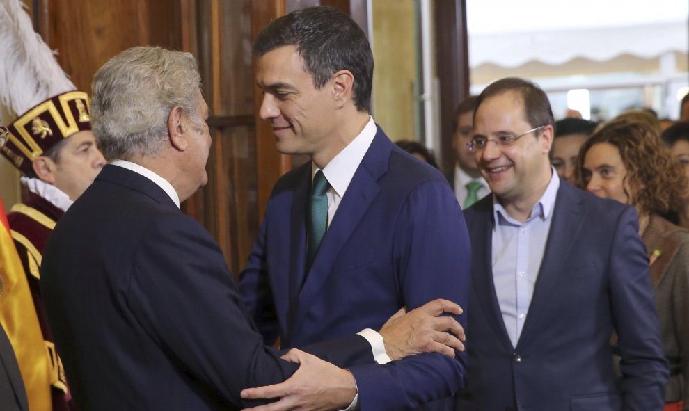 El presidente del Congreso, Jesús Posada, saluda al secretario general del PSOE y candidato a la Presidencia del Gobierno, Pedro Sánchez, a su llegada a la recepción celebrada en Madrid con motivo del XXXVII aniversario de la Constitución. Tras Sánchez, e