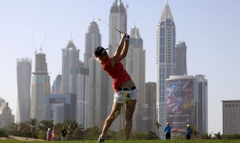 La golfista Melissa Reid golpea la bola durante el torneo de golf de Dubai Ladies Masters. REUTERS/Ahmed Jadallah