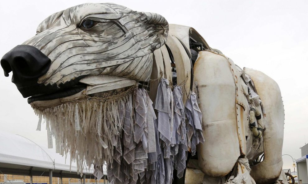 El oso polar gigante de Greenpeace, en la Conferencia Mundial de Cambio Climático, en París. REUTERS/Jacky Naegelen