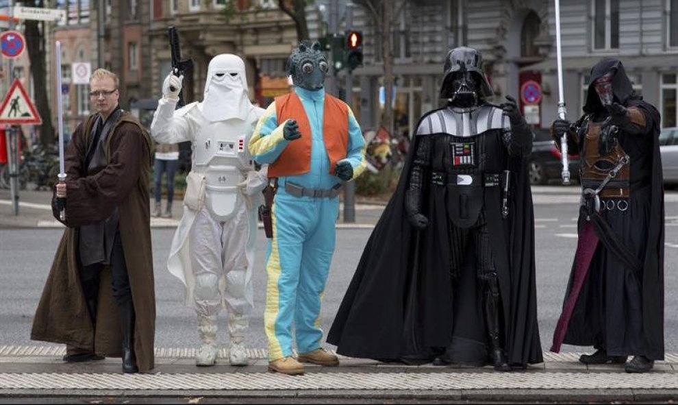 Miembros del club de fans de la saga "Star Wars" desfilan disfrazados por las calles de Hamburgo, Alemania. EFE/Axel Heimken