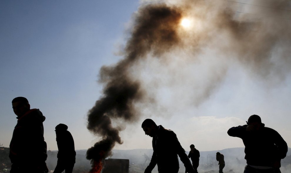 Protestantes palestinos reaccionan con bengalas ante el ataque de las tropas israelíes. REUTERS/Ammar Awad