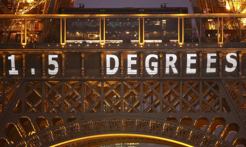 El eslogan de la COP21 '1.5 grados' es proyectado en la Torre Eiffel. REUTERS/Charles Platiau