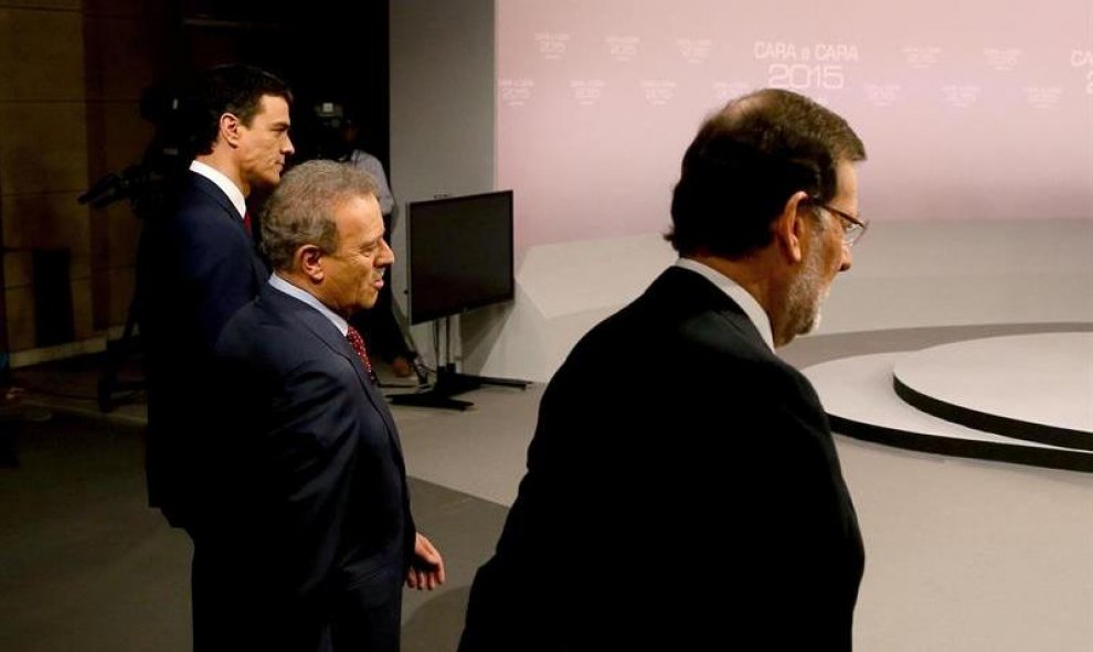 El presidente del Ejecutivo, Mariano Rajoy (d), y el líder del PSOE, Pedro Sánchez (i), candidatos a la presidencia del Gobierno para las elecciones generales del 20D, a su llegada al debate moderado por el presidente de la Academia de Televisión, Manuel