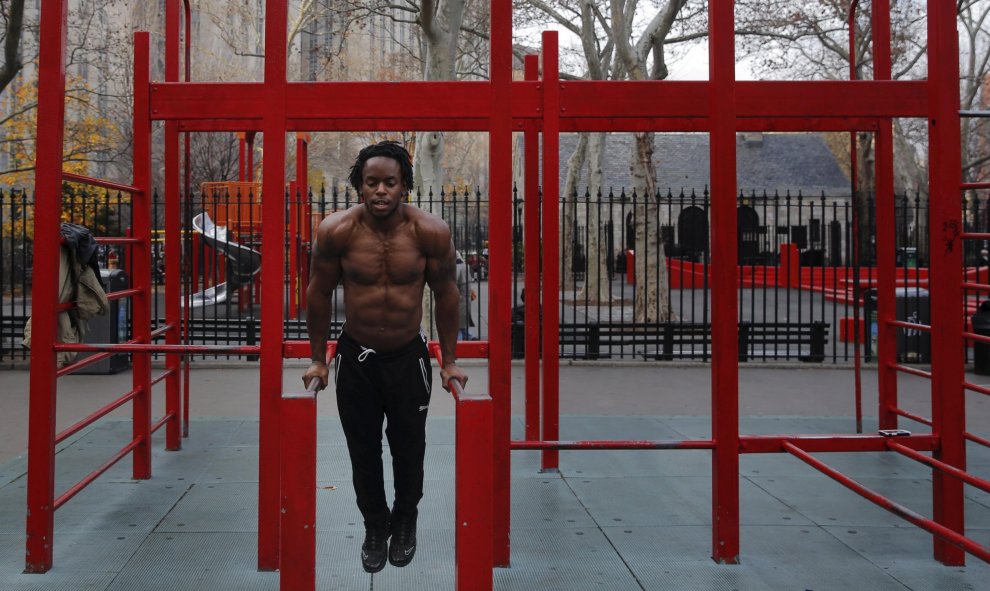 Un hombre practica ejercicio en una parque durante un combate aprovechando el clima cálido fuera de estación de Manhattan, Nueva York. REUTERS/Lucas Jackson