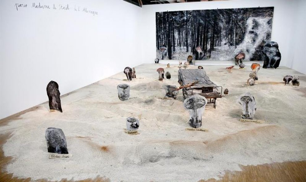 Vista de una instalación del artista alemán Anselm Kiefer en su exposición en el Centro Pompidou en París (Francia). EFE/Yoan Vala