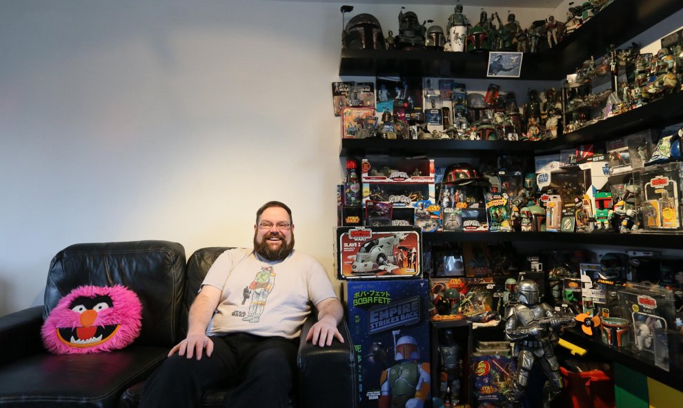 Un coleccionista de Star Wars posa junto a su colección de 8.000 piezas. Corsham (Wiltshire)2015. REUTERS/Paul Hackett