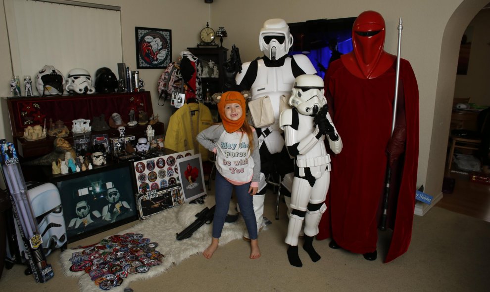 Una fan de Star Wars de 45 años se disfraza de los personajes de la saga desde los 7 años. REUTERS/Mike Blake