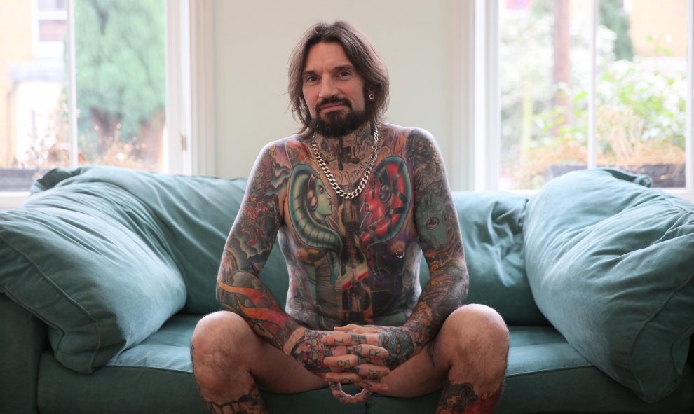 Un fan de la película tiene la mayor parte de su cuerpo tatuada con los personajes de la saga. REUTERS/Paul Hackett