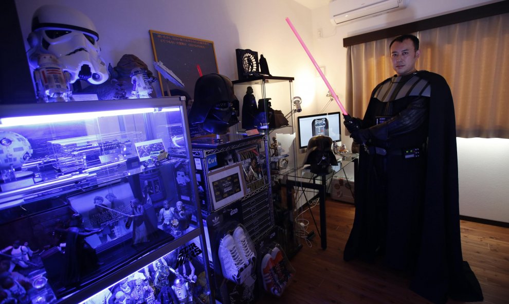 Ikemasa tiene 37 años y siene especial 'devoción' por Darth Vader. Tanto es así que cuando su hijo tenía dos años y vio al personaje en una de las películas, le llamó "papá". REUTERS/Issei Kato