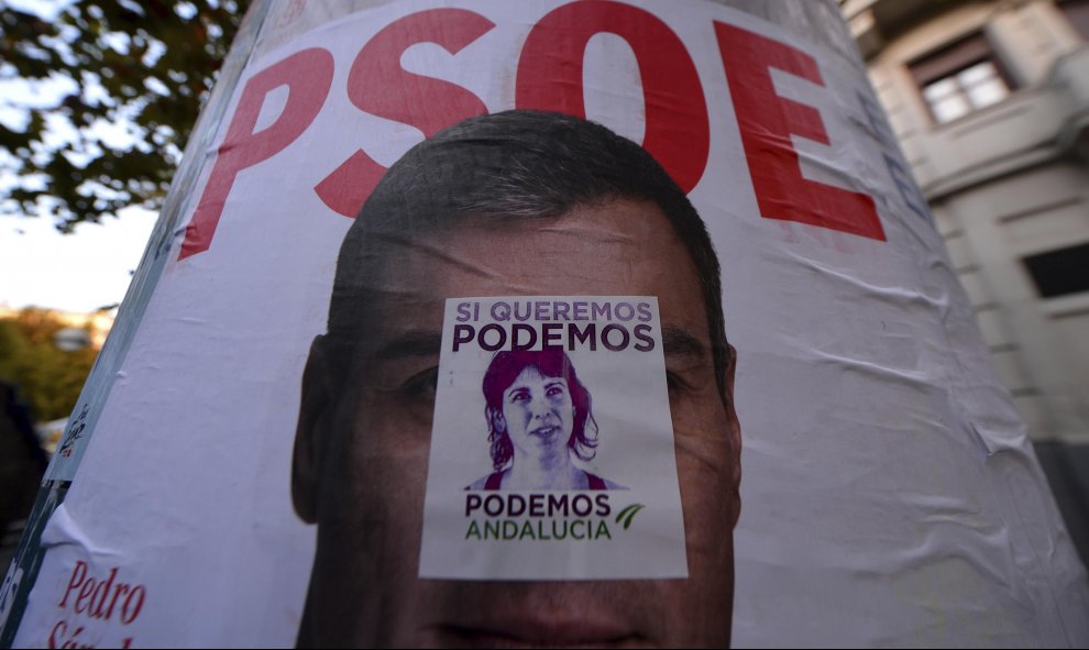 Cartel electoral del PSOE con la fotografía de su candidato a la presidencia, Pedro Sánchez, expuesto por una calle del centro de Córdoba, durante la campaña electoral para las elecciones generales del próximo 20-D. EFE/ Rafa Alcaide