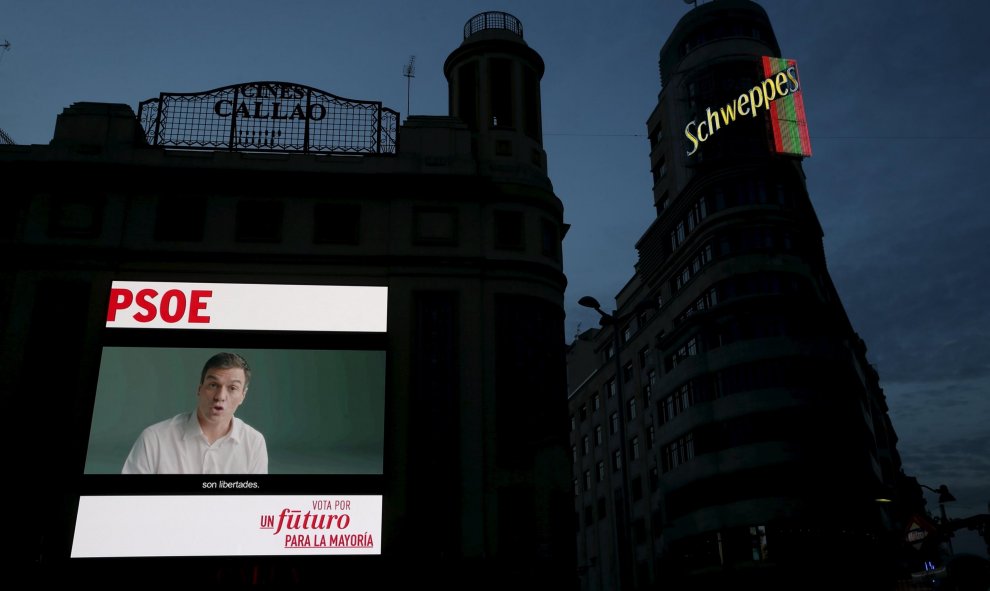 Una gran pantalla muestra el cartel electoral de Pedro Sanchez en la céntrica lpaza madrileña de Callao, junto a la Gran Vía.. REUTERS/Susana Vera