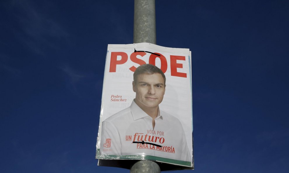Cartel electoral de Pedro Sanchez en una farola en el pueblo sevillano de  Gelves. REUTERS/Marcelo del Pozo