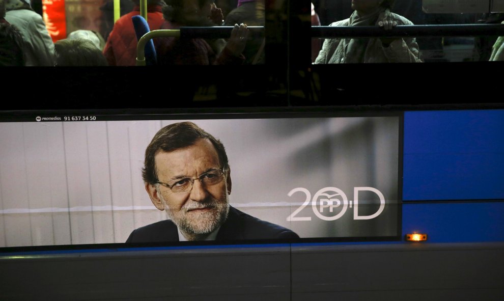 Un cartel de propaganda electoral de Mariano Rajoy en un autobús urbano de Madrid. REUTERS/Susana Vera