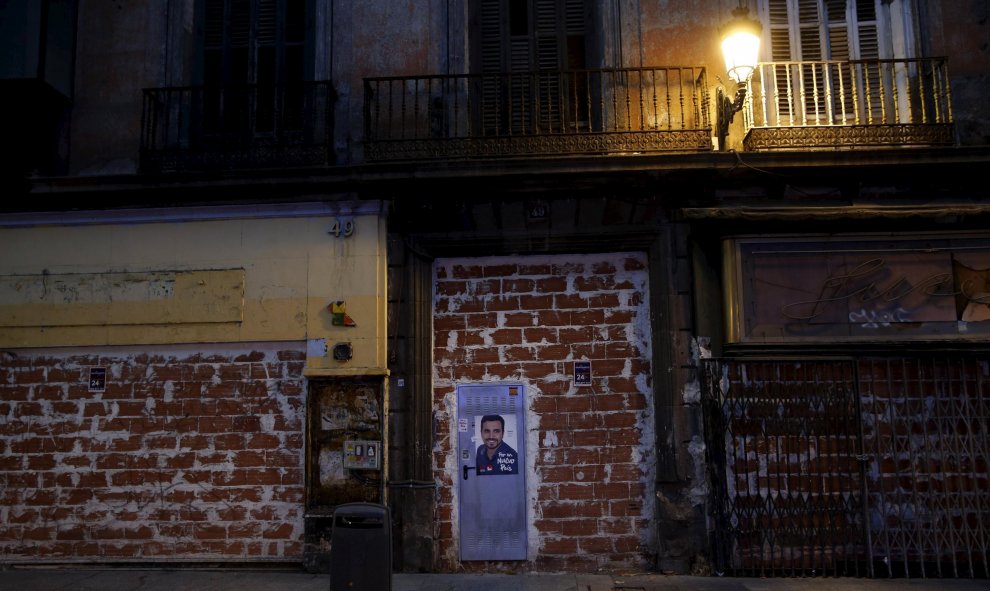 Un cartel electoral de Alberto Garzon, pegado en la puerta de un local cerrado en Madrid. REUTERS/Susana Vera