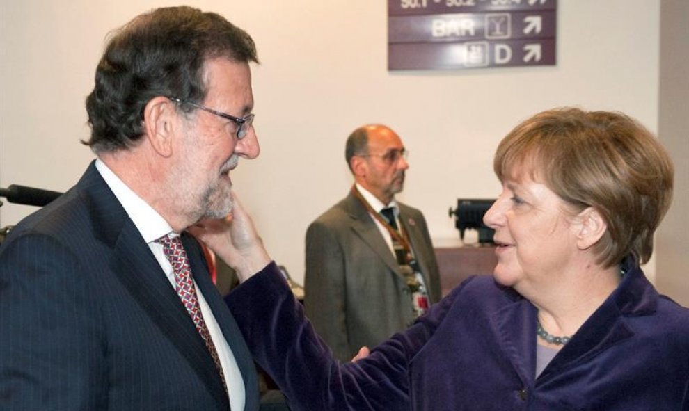 El Presidente del Gobierno español, Mariano Rajoy Brey saluda a la Canciller de Alemana, Angela Merkel, quien se ha interesado por la agresión de ayer en Pontevedra. EFE/Horst Wag