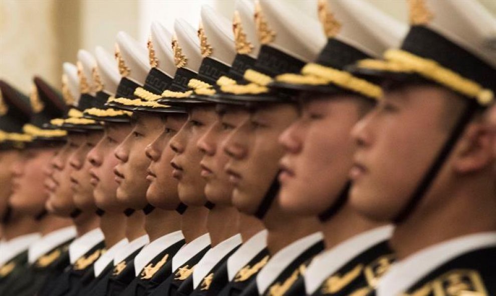 Vista general de la guardia paramilitar antes de la llegada del primer ministro ruso, Dmitri Medvédev, a su reunión con su homólogo chino, Li Keqiang, en el Gran Salón del Pueblo en Pekín, China. EFE/Fred Dufour /Pool