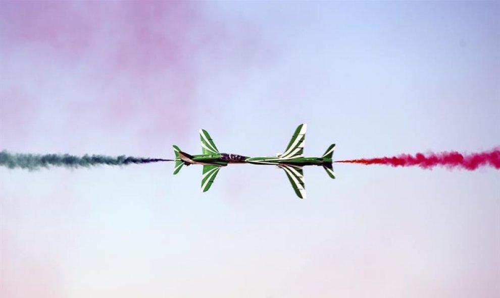 El equipo oficial de vuelo acrobático de las Reales Fuerzas Aéreas Saudíes, los Saudi Hawks, durante el espectáculo de acrobacias aéreas Al Ain, en el aeropuerto de Al Ain, Emiratos Árabes Unidos. EFE/Ali Haider