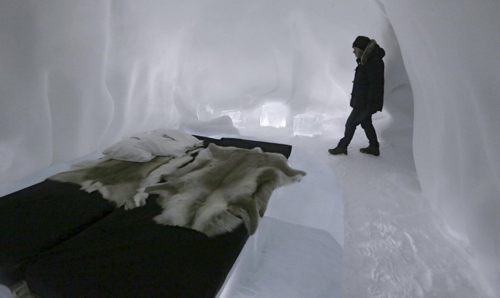 Un hombre visita una habitación del Hotel Helado de Jukkasjarvi, Suecia. REUTERS/Ints Kalnins