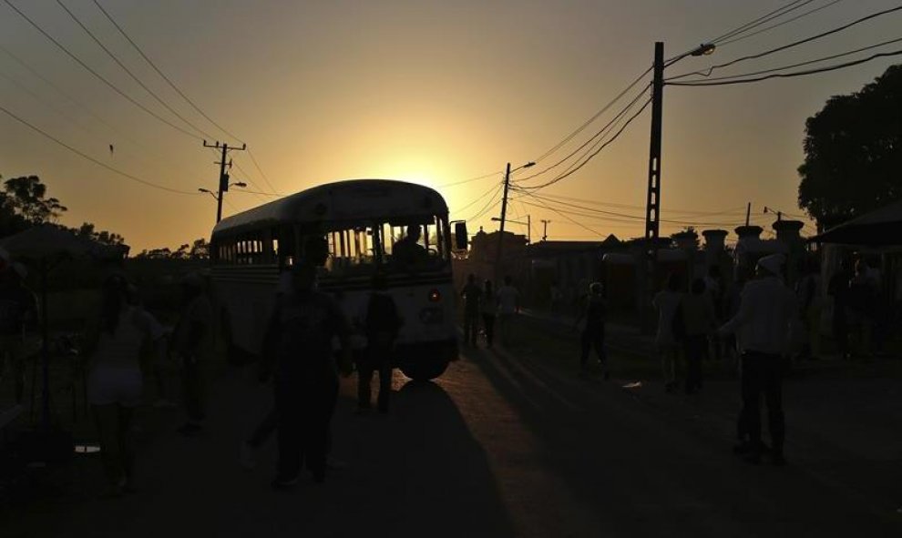 Un viejo omnibus circula en el pueblo de El Rincón, en las afueras del La Habana (Cuba). EFE/Alejandro Ernesto