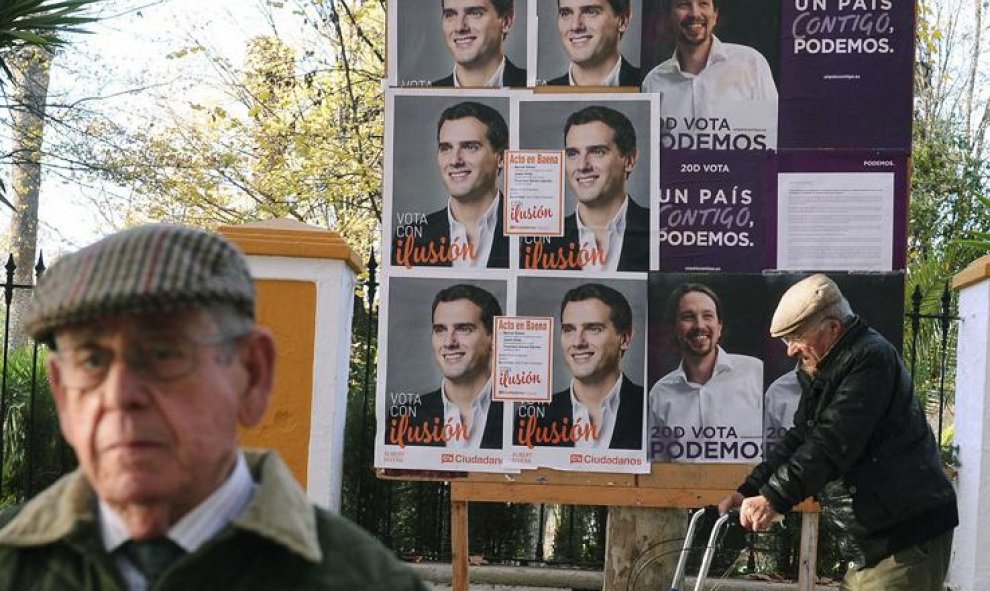 Carteles electorales de Ciudadanos y de Podemos en una plaza de la localidad cordobesa de Baena. EFE/ Rafa Alcaide