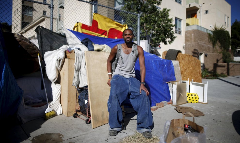 Dontray Williams tiene 28 años y lleva viviendo en la calle desde hace cinco años. El joven reconoce que "al ser un mendigo, la vida tiene un poco de diversión". REUTERS/Lucy Nicholson