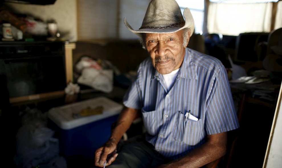 Samuel Cole tiene 85 años y vive en una caravana. Cole es un camionero jubilado que comenzó a vivir en las calles hace dos años, ya que no podía asumir los gastos. REUTERS/Lucy Nicholson