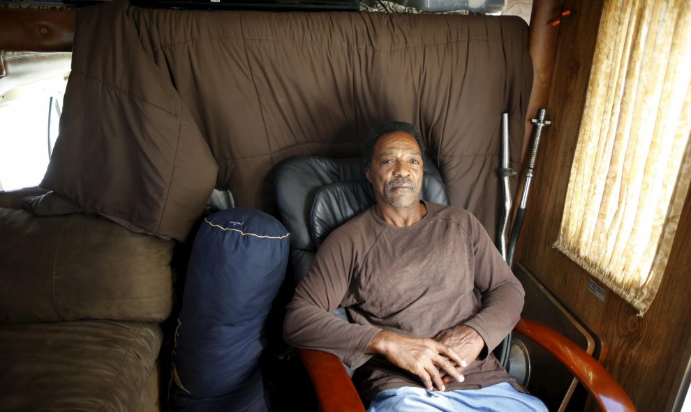Charles Heard tiene 58 años y vive en un vehículo recreativo desde hace un año. REUTERS/Lucy Nicholson