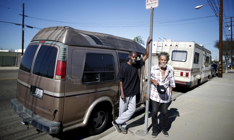 Bernard Leatherwood -izquierda- tiene 62 años y vive con su amigo Arthur Johnson, de 72 años, en una furgoneta. Leatherwood se quedó sin hogar hace siete años porque no podía pagar los 1.100 dólares de la renta. REUTERS/Lucy Nicholson