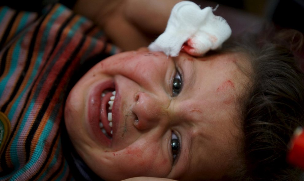 Un niño herido llora dentro de un hospital después de unos ataques aéreos que según los activistas de la zona eran de las fuerzas leales al presidente Bashar al-Assad. Los ataques se produjeron en la ciudad de Abtaa, Deraa, Siria 30 de diciembre de 2015.