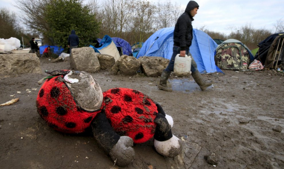 Un peluche de una mariquita cubierto de barro en el suelo del campamento provisional para refugiados de procedentes de Irak, Kurdistán, Irán y Siria, cerca de Dunkerque (Francia). REUTERS / Pascal Rossignol
