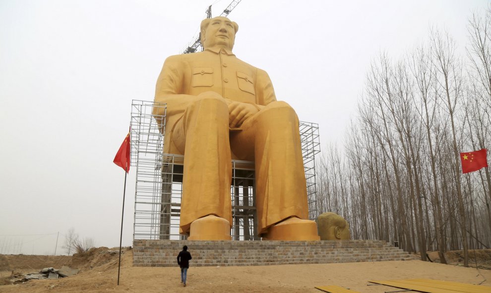 Un hombre mira la estatua gigante del presidente chino Mao Zedong, durante su construcción en un pueblo del condado Tongxu. REUTERS/Stringer