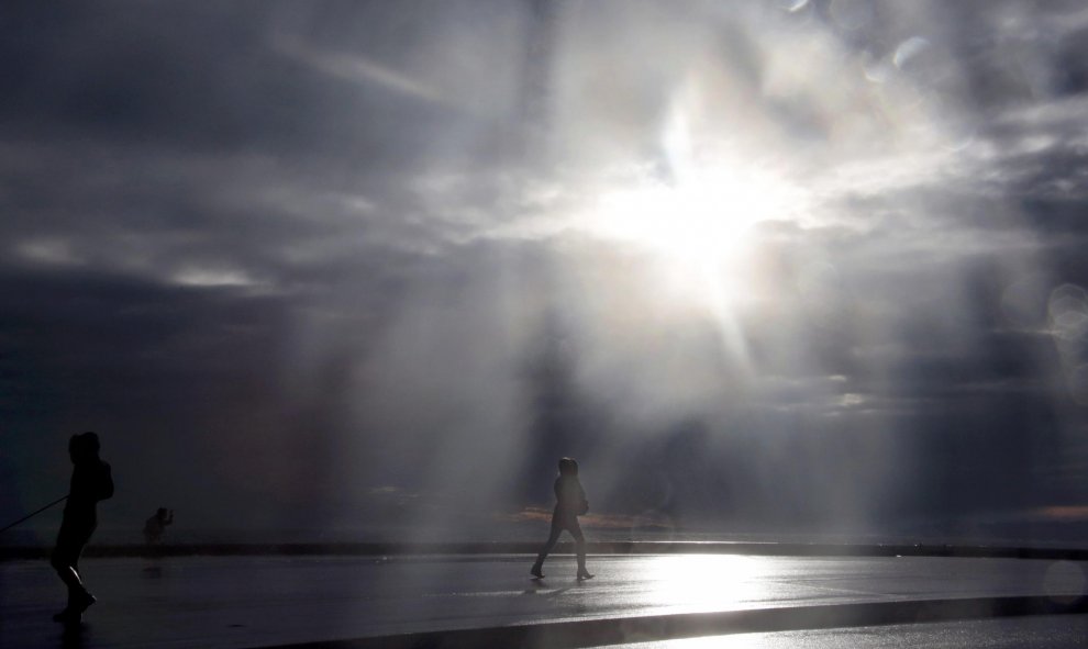 Mujer camina a lo largo del paseo marítimo de Promenade Des Anglais en Niza, Francia. REUTERS/Eric Gaillard