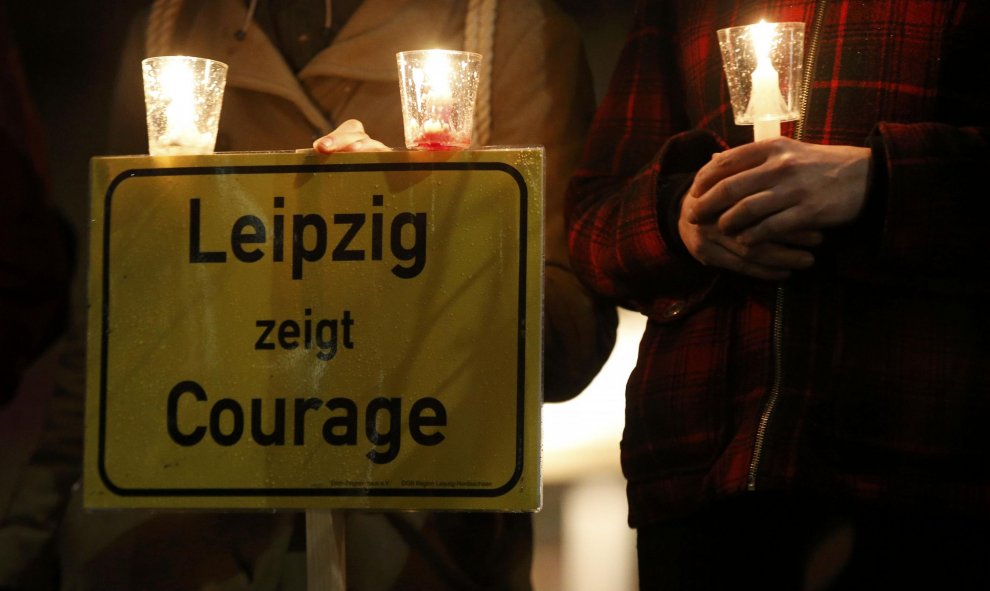 Participantes sostienen velas y una lectura del cartel "Leipzig muestra valentía" durante una protesta contra el movimiento anti-Islam europeo, en Leipzig. REUTERS/Fabrizio Bensch