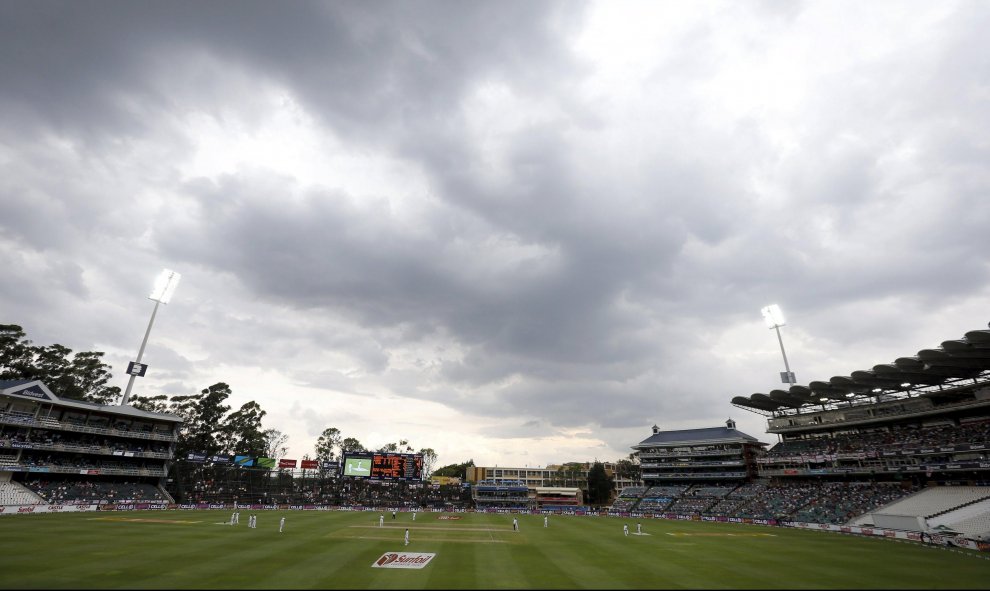 Las nubes cubren el cielo de Johannesburgo durante el partido de cricket entre Inglaterra y Sudáfrica. REUTERS/Siphiwe Sibeko