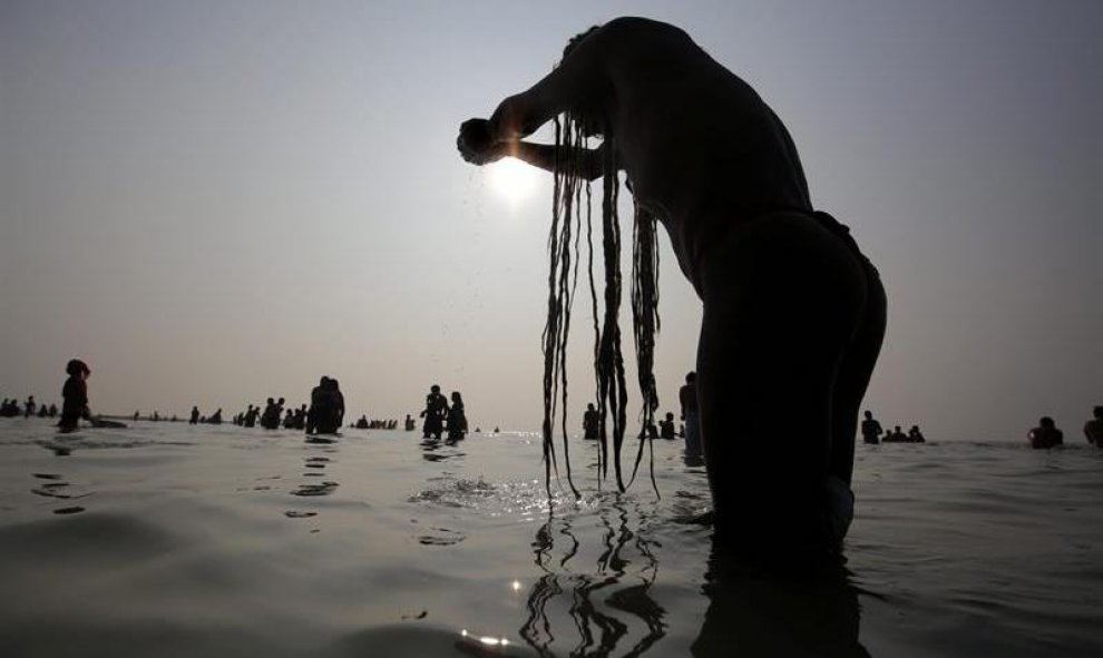 Un monje se baña en la bahía de Bengala, tras asistir a la Feria de Gangasagar en la isla de Sagar, al este de la India. El festival reúne a peregrinos hindúes. EFE/Piyal Adhikaryn